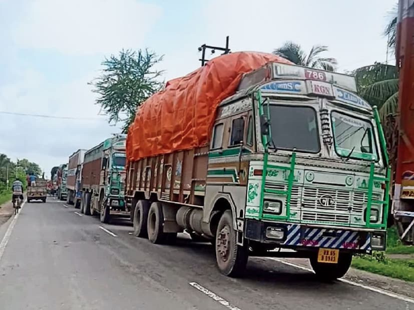 রাস্তায় যেসব ট্রাক, বাস, লরি বা মালবাহী ভ্যান দেখতে পান তার পিছনে ছেঁড়া জুতো বা চটি ঝোলানো শুধুমাত্র কুসংস্কারের জন্য করা হয় না। এর পিছনে কিছু বৈজ্ঞানিক কারণও রয়েছে। আপনারা আজকের প্রতিবেদনে এর বিস্তারিত ব্যাখা পেয়ে যাবেন। এমন অনেক বিষয় আছে যা আমাদের কাছে অজানা, প্রতিবেদনে তাই আলোচনা করা হল।