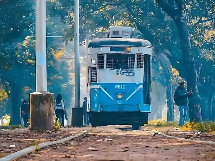 ট্রাম যখন চালু হয়েছিল তখন গরুর গাড়ি চলত, টানা রিকশা ছিল এখন অত্যাধুনিক ক্যাব মেট্রো চালু হয়ে গেছে। কিন্তু রাস্তা আগে যা ছিল তাই রয়েছে নতুন করে রাস্তা হয়নি। নতুন করে রাস্তা করা যায়নি।