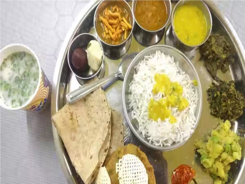 এরপর শাড়ির ব্যবসা শুরু করেন রেণুকা। এতে কিছু অর্থ উপার্জন হয়, কিন্তু তবুও সন্তুষ্ট হননি তিনি। এদিকে সকলেই তাঁর রান্নার প্রশংসা করেন দেখে তিনি হোটেল ব্যবসা শুরু করার কথা ভাবেন। এরপর ছত্রপতি সম্ভাজিনগরের জ্যোতি নগর এলাকায় 'তুলজাই কিচেন' নামে একটি ছোট্ট হোটেল খোলেন। শুরুতে মাত্র ২ জন কর্মচারী ছিল। কিন্তু ধীরে ধীরে ব্যবসার প্রসার ঘটতে থাকে এবং তিনি সাফল্য পেতে শুরু করেন।