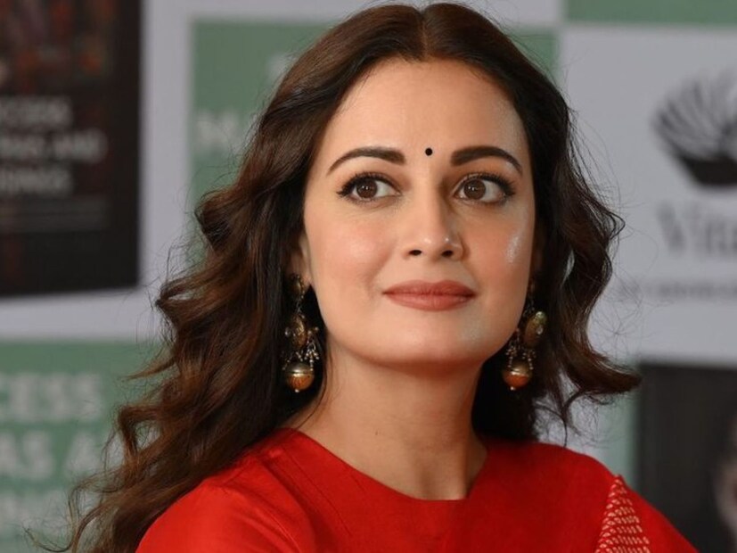 বলিউডে দু’দশক পার। তবু শাহরুখ-সলমন-আমিরদের মতো কোনও ‘খান’-এর সঙ্গে সফল ছবি নেই। বেশির ভাগ ক্ষেত্রেই তাঁর ঝুলিতে এসেছে ‘ক্যামিও’ চরিত্র। ‘ওম শান্তি ওম’, ‘কুরবান’-এর মতো ছবিতে কয়েক মিনিট মুখ দেখানোর সুযোগ পেয়েছেন শুধু।