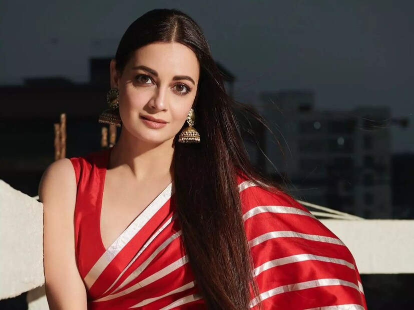 ছোট থেকেই অভিনয়ের প্রতি টান। সুযোগ পেলেই স্কুলের নাটকে নাম লেখাতেন। তারপর স্কুলের চেনা মঞ্চ থেকে ফিলিপিনসের ম্যানিলা। ২০০০ সালে মাত্র ১৯-এই জিতে নিয়েছেন ‘মিস এশিয়া প্যাসিফিক’-এর খেতাব। তিনি আর কেউ নয় দিয়া মির্জা।