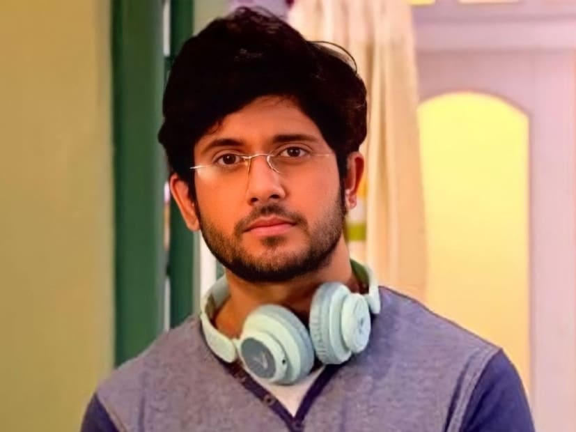 সিদ্ধার্থ মোদক অর্থাৎ মিঠাই রানির উচ্ছেবাবুকে ফের দেখা যাবে ছোটপর্দায়? ‘মিঠাই’ ধারাবাহিকের দুই কাস্ট সৌমিতৃষা কুণ্ডু আর আদৃত ভীষণ জনপ্রিয়তা লাভ করেছিল। তবে কি একসঙ্গে ফিরছেন তাঁরা? নাকি জুটি বাঁধবেন কোশাম্বির সঙ্গে? প্রশ্ন অনেক।