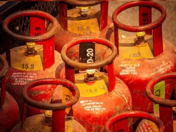 It is known that Nimai Sarkar, a resident of Dohaguri in Kharibari, took two cooking gas cylinders from the dealer of a state-owned company on September 6. It is known that Nimai Sarkar, a resident of Dohaguri in Kharibari, took two cooking gas cylinders from the dealer of a state-owned company on September 6.