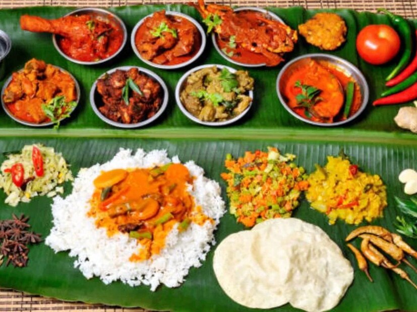 তবে শুধু নিমন্ত্রণ বাড়িতে নয়, চাইলে আপনি মাঝে মাঝে নিজের বাড়িতেও কলাপাতায় খাবার খেতে পারেন। কারণ এই পাতায় খাবার পরিবেশন করে খেলে অনেক উপকার পাওয়া যায়। 