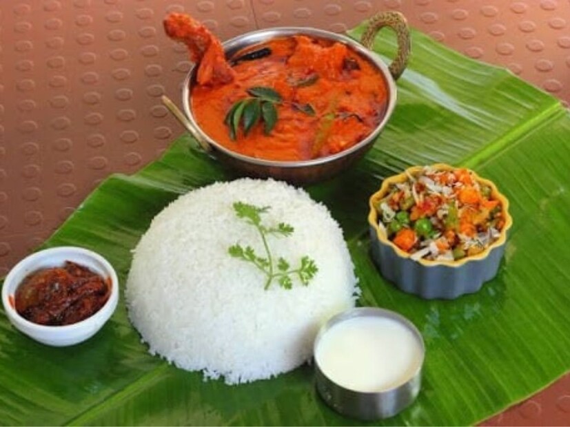 স্বাস্থ্য বিশেষজ্ঞরা বলেছেন যে কলা পাতায় অ্যান্টি-ব্যাকটেরিয়াল গুণ রয়েছে। এর ফলে খাবারের অস্বাস্থ্যকর ব্যাকটেরিয়া কমে যায় এবং আমরা কম অসুস্থ হই। প্লাস্টিকের প্লেটে খাবার খেলে তা ফেলে দেওয়ার নষ্ট হয় না, অন্যদিকে কলাপাতা পরিবেশ বান্ধব এবং খুব অল্প সময়েই নষ্ট হয়ে মাটিতে মিশে যায়।