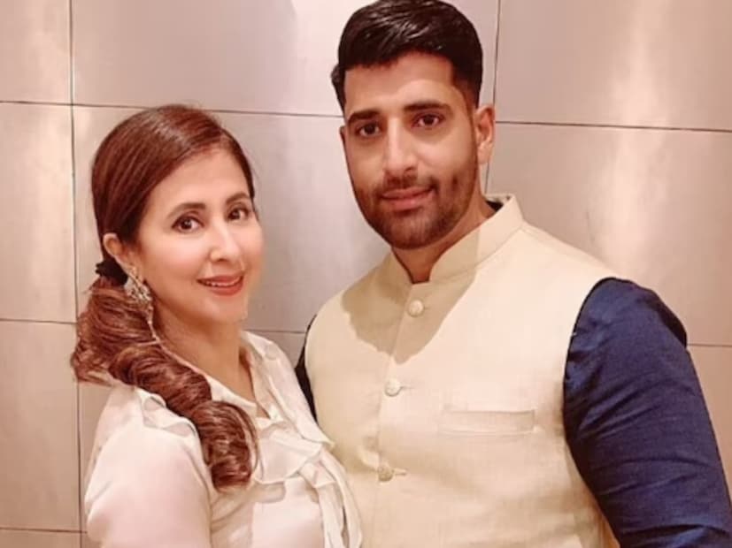 নাম প্রকাশে অনিচ্ছুক আদালতের একটি সূত্রের দাবি, “সব দিক বিবেচনা করে মহসিনের সঙ্গে দাম্পত্যে ইতি টানার সিদ্ধান্ত নিয়েছেন ঊর্মিলা। ইতিমধ্যেই বিবাহবিচ্ছেদ চেয়ে আদালতের দ্বারস্থ হয়েছেন তিনি। যদিও তাঁদের পথ আলাদা হওয়ার কারণ স্পষ্ট নয়। তবে এই বিচ্ছেদ যে পারস্পরিক বোঝাপড়ার মাধ্যমে হচ্ছে না, সেটা স্পষ্ট।”