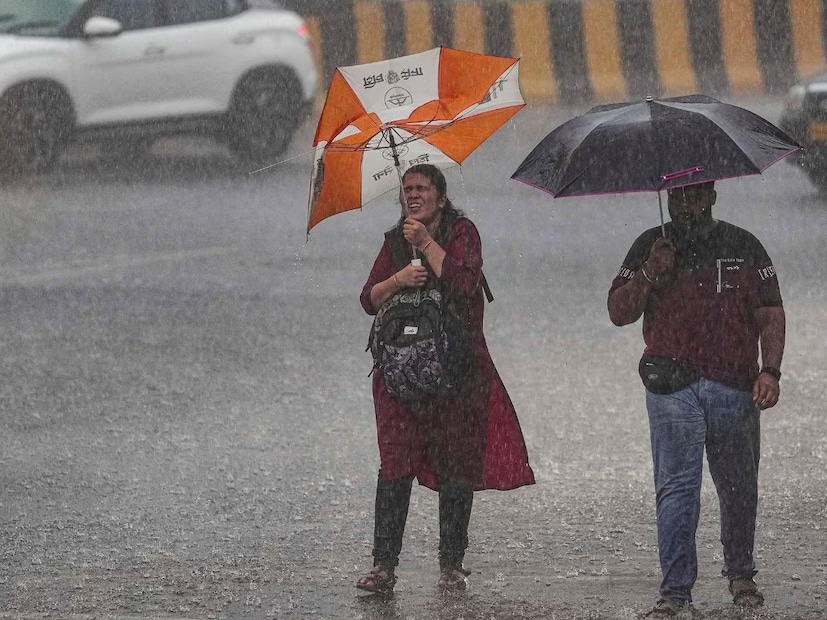 বঙ্গোপসাগরে নতুন করে নিম্নচাপ তৈরির সম্ভাবনা রয়েছে। দক্ষিণবঙ্গের দশ জেলায় বজ্রবিদ্যুৎ-সহ বৃষ্টির পূর্বাভাস রয়েছে বলে জানা গিয়েছে আবহাওয়া দফতর সূত্রে।