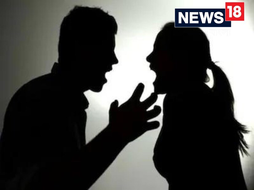 যেখানে দেখা গিয়েছে, এক যুবকের স্ত্রী তাঁর মা এবং স্ত্রীর পরিবারকে বাড়িতে আসার আমন্ত্রণ জানিয়েছিলেন, কিন্তু সেই আমন্ত্রণের বিষয়ে জানার পরই বাড়ি থেকে চম্পট দেন যুবক। প্রতীকী ছবি। 