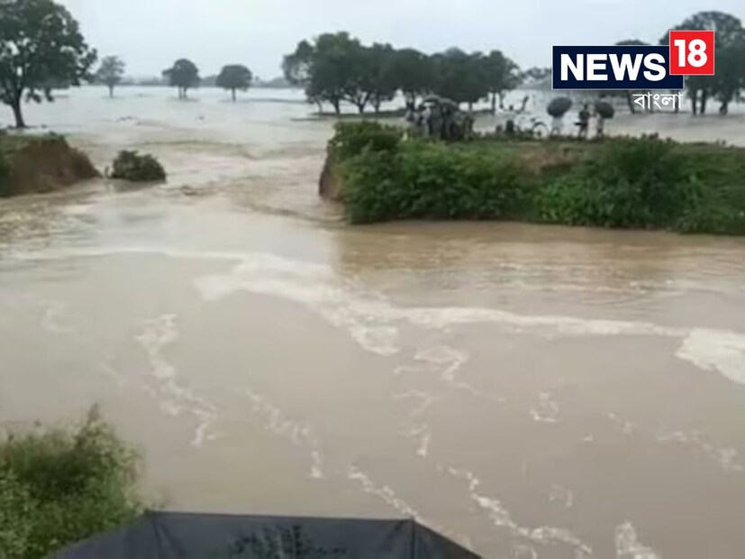 সেই সঙ্গে টানা বৃষ্টিতে বন্যা পরিস্থিতি উত্তরবঙ্গেও। মমতা বলেন, &quot;উত্তরবঙ্গে বন্যা হয়েছে। কোশী নদীর জল নেপাল ছেড়েছে৷ সেই জল বিহার হয়ে বাংলায় আসছে। মালদা, মুর্শিদাবাদ, দিনাজপুরে এর প্রভাব পড়বে। বিহারও ভাসবে৷ বাংলাও ভাসবে৷ ফারক্কায় ড্রেজিং হয় না। ফলে তারাও জল ধরে রাখতে পারে না। ফারাক্কা ব্যারেজ কেন্দ্র দেখে।&quot; 