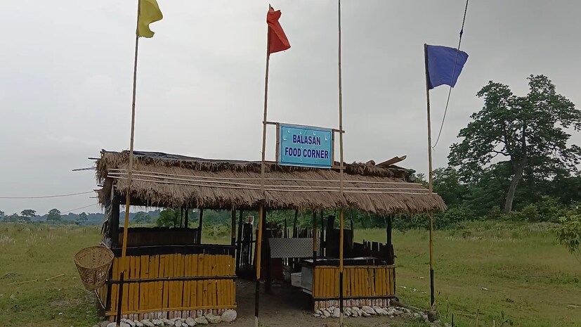 এই ইকো ট্যুরিজম পার্কে পেয়ে যাবেন গ্রামের মানুষের হাতের তৈরি লোকাল নানান সুস্বাদু খাবার এছাড়াও প্রকৃতির মাঝে নিজেকে উজাড় করে দিয়ে কিছুটা সময় কাটাতে কার না মন চায়। 