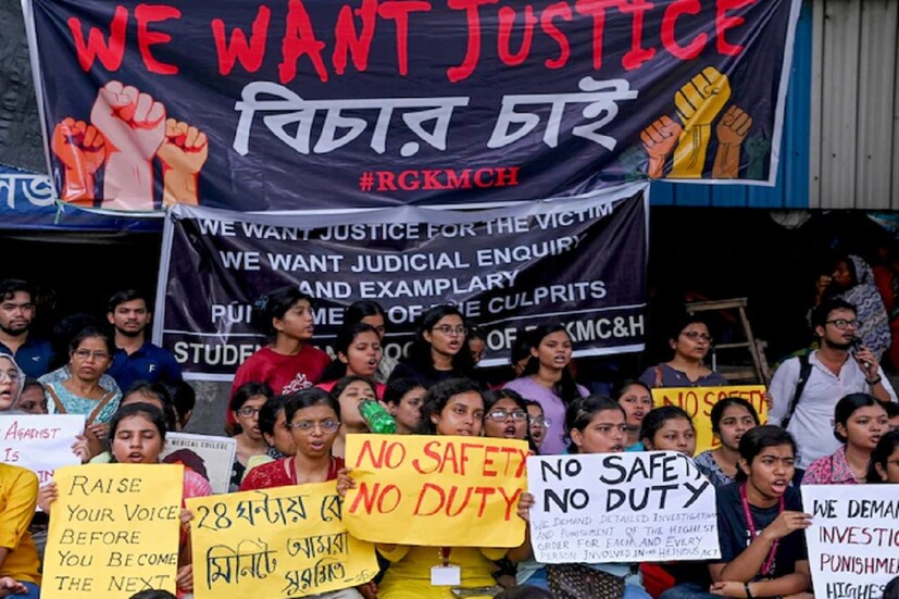 ওই সূত্রের আরও দাবি, নির্যাতিতার মোবাইল ফোন এবং ল্যাপটপ নিয়েও ঘাঁটাঘাঁটি করা হয়ে থাকতে পারে। তাঁর দেহের পাশ থেকে একটি নোটপ্যাড-সহ দুটি ডিভাইস মিলেছে। তবে নোটপ্যাডের কিছু শিট পাওয়া যায়নি। আর সবথেকে বড় বিষয় হল, ওই সমস্ত গ্যাজেটে কারও আঙুলের ছাপও মেলেনি।