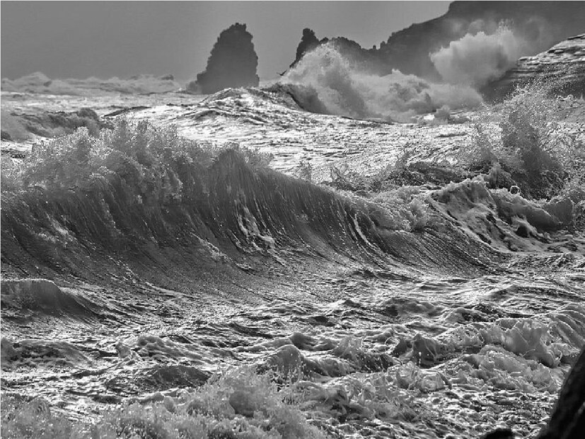 এদিকে নিম্নচাপ ধীরেধীরে পশ্চিমবঙ্গের উপর থেকে সরে গেলেও তার প্রভাবে এখনও দক্ষিণবঙ্গ ও উত্তরবঙ্গে বৃষ্টিপাত জারি থাকবে৷ দক্ষিণবঙ্গের পশ্চিম দিকের জেলাগুলিতে এখনও বৃষ্টিপাতের অরেঞ্জ অ্যালার্ট জারি রয়েছে৷