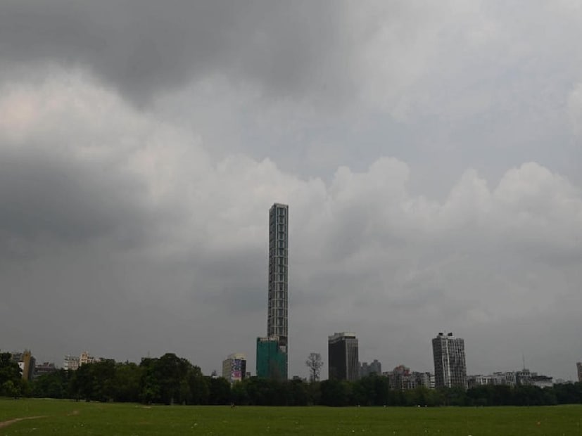 অল্প সময়ের জন্য খুব হালকা বৃষ্টির সামান্য সম্ভাবনা থাকবে। ভারী বৃষ্টির কোনও সম্ভাবনা নেই। 