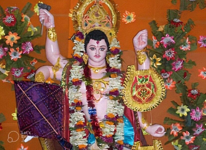 বিশ্বকর্মা পূজার বিশেষ তাৎপর্য রয়েছে। ভগবান বিশ্বকর্মাকে দেবতাদের স্থপতি বলা হয়। বলা যায় ভগবান বিশ্বকর্মাও পৃথিবীর প্রথম প্রকৌশলী। জেনে নিন দেওঘরের জ্যোতিষীর কাছ থেকে। কোন উপায়ে ভগবান বিশ্বকর্মার পুজো করলে দ্বিগুন লাভবান হওয়া যায়, তা জেনে নিন৷