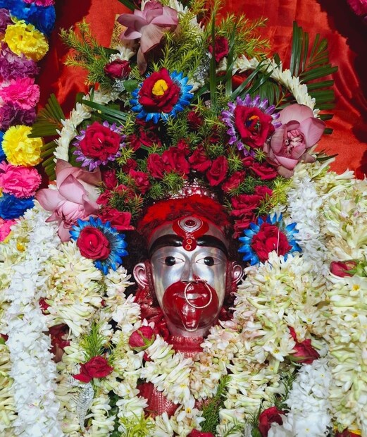 কৌশিকী অমাবস্যায় দুপুরে সাদা ভাত, পোলাও, ফ্রায়েড রাইস নিবেদন করা হয় দেবীকে৷ সঙ্গে থাকে ১১ রকম ভাজা ও পোড়া শোলমাছ, ৫ রকমের মাছভাজা, চাটনি ও পায়েস৷