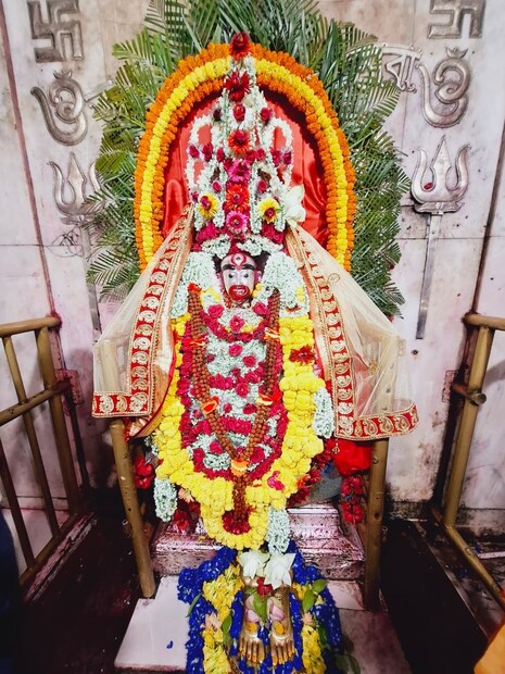 এই তিথিতে রাতের ভোগে থাকে খিচুড়ি, মাছভাজা ও বলির মাংস৷ কৌশিকী অমাবস্যা তিথিতে বিশেষ নিশিপূজার আয়োজন করা হয় তারাপীঠে৷
