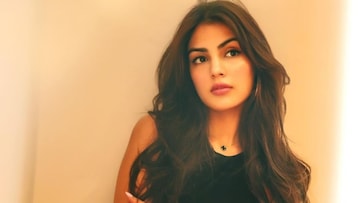ছেলে-মেয়ে জেলে, অথচ মা-বাবা মদের গ্লাস নিয়ে... বিস্ফোরক দাবি রিয়া চক্রবর্তীর