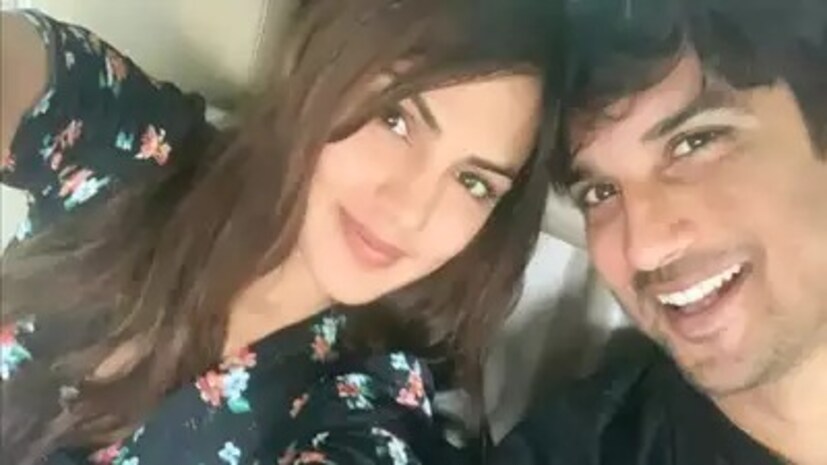 বন্ধুদের এই বিষয়টা গভীর ভাবে ছাপ ফেলেছে রিয়ার মনে। তাঁকে এবং তাঁর পরিবারকে সামলানোর জন্য বন্ধুরা যে চেষ্টা করেছেন, সেই বিষয়ে কথা বলতে গিয়ে অভিনেত্রী বলেন, “আমার চারপাশে ছিল মহিলাদের সুপারপাওয়ার। আমার কিছু মেয়ে বন্ধু আমার পাশে ছিলেন। হে ঈশ্বর!