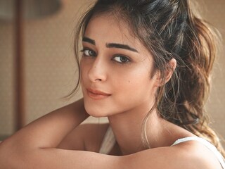 কার সঙ্গে সম্পর্কে অনন্যা?