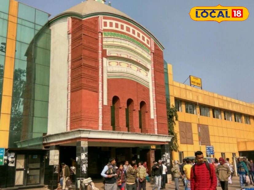 তারাপীঠ, যা একটি সিদ্ধপিঠ। প্রতি বছর কৌশিকী অমাবস্যাকে সামনে রেখে লক্ষাধিক ভক্তরা আসেন তারাপীঠে। সারা বছর প্রচুর মানুষ আসেন এই তারাপীঠ মন্দিরে। ভক্তদের এই বিশাল ভিড়কে সামাল দিতে পূর্ব রেল কর্তৃপক্ষ প্রতিবারের মতো এবারও বিশেষ ব্যবস্থা গ্রহণ করেছিল।