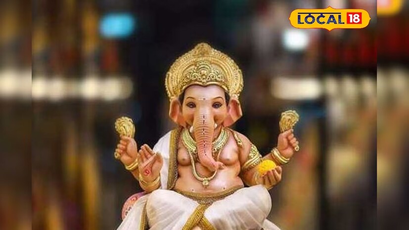 আর্থিক দিকে উন্নতি করতে গণেশ চতুর্থীর দিন একটি পাত্রে ঘিয়ের ওপর ১১ টা দূর্বা দিয়ে তারপরে সিঁদুর দিয়ে গণেশের চরণে রেখে দিতে হবে। পুজো শেষ হলে সেই দূর্বা তুলে কোনও গোপন স্থানে রেখে দিলে জীবনে ঘটবে মিরাক্যল। বলছেন জ্যোতিষ বিশারদ কৃষ্ণকুমার ভার্গব।