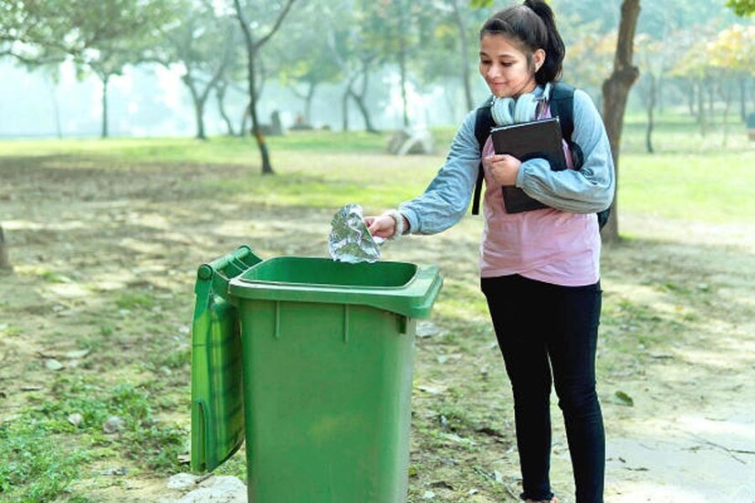  সবশেষে ডাস্টবিনে কয়েক ফোঁটা অ্যারোমেটিক এসেনশিয়াল অয়েল রাখুন। বাজারে অ্যান্টিফাঙ্গাল বৈশিষ্ট্যযুক্ত অনেক প্রয়োজনীয় তেল পাওয়া যায়। এগুলো যোগ করলে গন্ধ একেবারেই দূর হয়ে যাবে। আবার জল দিয়ে  পরিস্কার করুন।  এভাবে ধাপে ধাপে নিয়মিত ডাস্টবিন  পরিস্কার করার চেষ্টা করুন, তাহলে কখনওই কোনও গন্ধ থাকবে না।