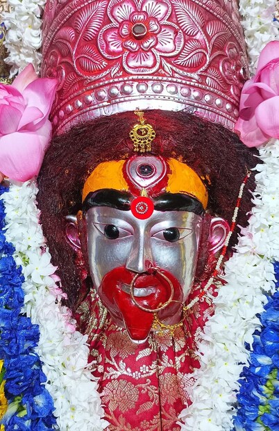 বর্তমানে বিশেষ পর্যটনকেন্দ্র হয়ে দাঁড়িয়েছে এই তারাপীঠ মন্দির। তবে আজ থেকে কয়েক বছর আগে পর্যন্ত এই তারাপীঠের নাম ছিল চণ্ডীপুর। তবে বর্তমানে তারা মায়ের নামে এই এলাকার নাম তারাপীঠ।