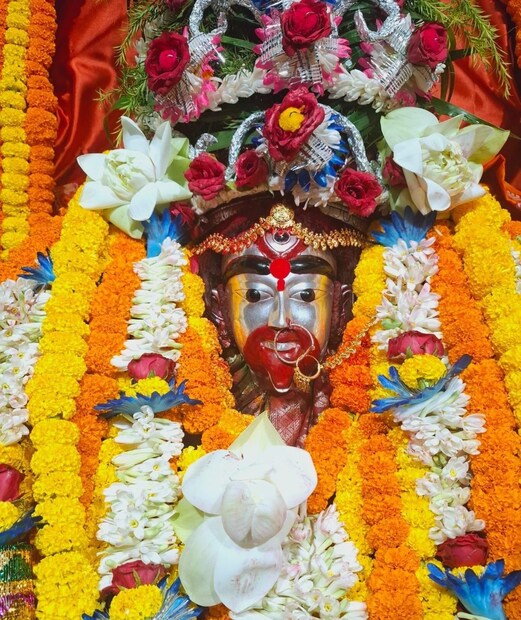 সেই থেকে এখনও পর্যন্ত ওই প্রাচীন রীতি অনুসরণ করেই মা তারাকে রাজরাজেশ্বরী বেশে সাজিয়ে সকালবেলায় ধূপ দেখিয়ে মায়ের গর্ভগৃহের মন্দির খুলে দেওয়া হয়।