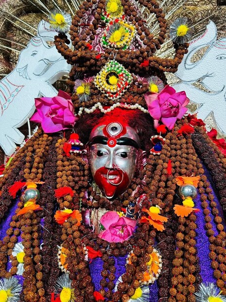 গোলক মহারাজ আরও জানান, পুরাকালে বণিক জয়দত্ত সওদাগর তারাপীঠ মন্দিরের প্রথম পুরোহিত হিসেবে নিয়োগ করেছিলেন ভৈরবনাথ চট্টোপাধ্যায়কে। আর তিনি প্রথম ধূপ দেখিয়ে মায়ের আরতি করেছিলেন। ধূপ দেখিয়ে তিনি মা তারাকে আহ্বান জানিয়েছিলেন৷ এরপর পঞ্চপ্রদীপে মা তারাকে বরণ করেছিলেন তিনি।