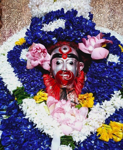 তারাপীঠ মন্দিরের এক সেবায়েত গোলক মহারাজ আমাদের একান্ত সাক্ষাৎকারে জানান অন্যান্য তীর্থক্ষেত্রে প্রথমে পঞ্চপ্রদীপ,তারপর কর্পূর,তারপর জলশঙ্খ, এরপর বস্ত্র, ফুল এবং চামরের বাতাস দিয়ে আরতি করা হয়।