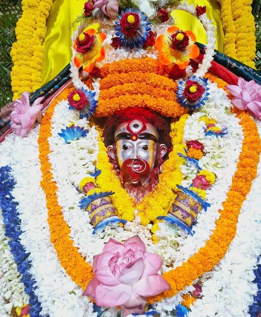 মূলত ভারতবর্ষের যে কোনও তীর্থ স্থানে প্রথম পঞ্চপ্রদীপ দিয়ে দেবদেবীর পুজো করা হয়ে থাকে। অন্যতম ব্যতিক্রম বীরভূমের এই তারাপীঠ। এখানে সকালবেলায় প্রথমে ধূপকাঠি দেখিয়ে মায়ের আরতি করা হয়। আর এর পিছনে লুকিয়ে রয়েছে এক বিশেষ কারণ।