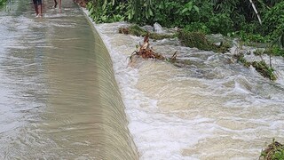 পটাশপুরে রাস্তার উপর দিয়েই বইছে জলস্রোত৷ 