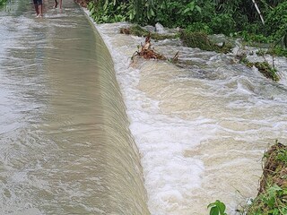 পটাশপুরে রাস্তার উপর দিয়েই বইছে জলস্রোত৷ 