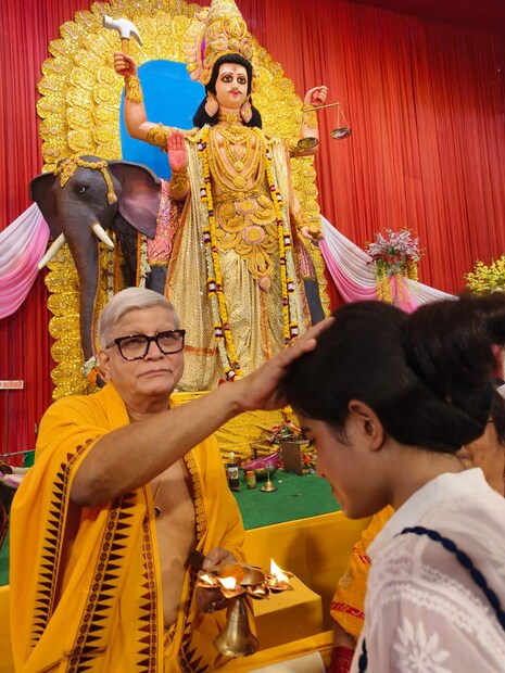 এবছর লেক কালীবাড়ির বিশ্বকর্মা পুজো ২২ বছরে পড়ল৷ পুজোতে উপস্থিত ছিলেন প্রধান সেবাই চন্দ্র বসু।