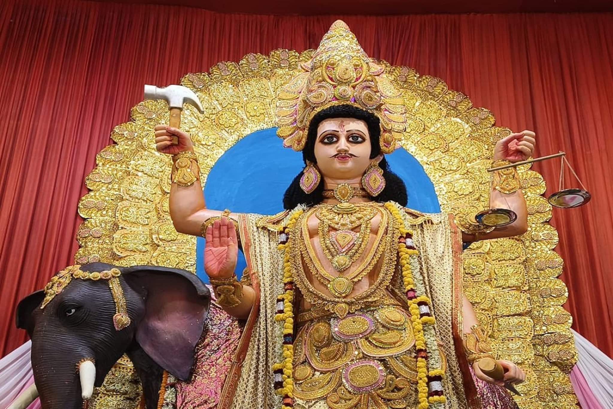 লেক কালীবাড়িতে ধুমধাম করে বিশ্বকর্মা পুজো,মন্দির প্রাঙ্গণে গাড়ি পুজোর পর্ব