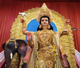 লেক কালীবাড়িতে ধুমধাম করে বিশ্বকর্মা পুজো,মন্দির প্রাঙ্গণে গাড়ি পুজোর পর্ব
