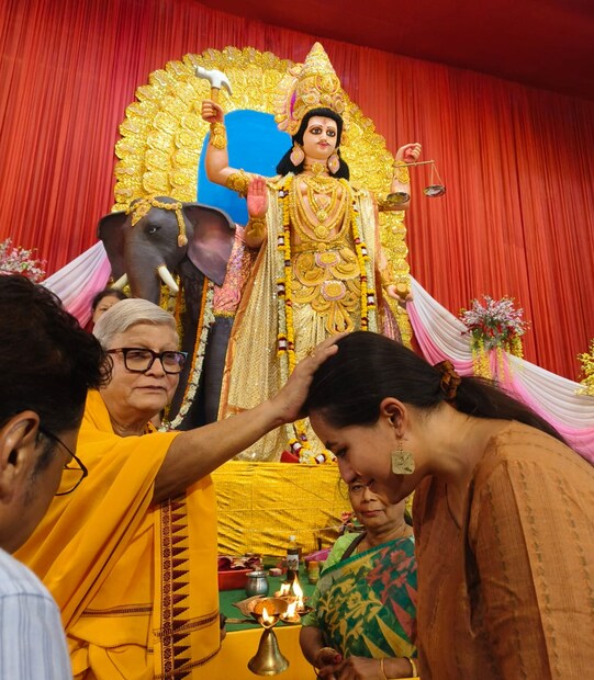 বিশ্বকর্মা পুজোর দিনটিকে বিশেষ শুভ বলে গুরুত্ব দেওয়া হয়। যন্ত্রের সঙ্গে সরাসরি যুক্ত নন, এমন ব্যক্তিরাও পালন করুন দিনটি। 