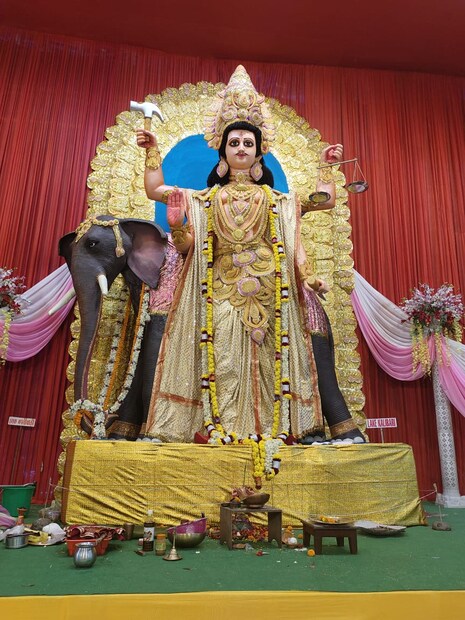 লেক কালী বাড়িতেতে হল বিশ্বকর্মা পুজো৷ আরতি ও পুষ্পাঞ্জলীতে ভক্তদের ভিড় ছিল। যেহেতু এই পুজোর দিনে যানবাহন পুজোর চল রয়েছে তাই লেক কালীবাড়ির সামনে গাড়ির ভিড় ছিল৷ মন্দির প্রাঙ্গণে হল গাড়ি পুজোর পর্ব।