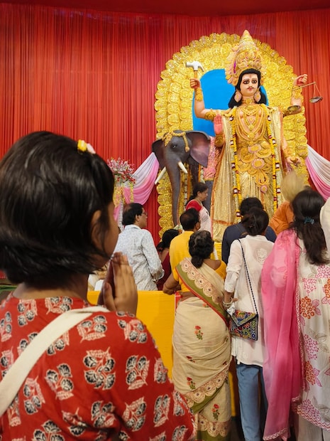 এর আগে লেক কালীবাড়ির দুর্গাপুজোর কাঠামো পুজো হয় জন্মাষ্টমীর দিন। ভাদ্র মাসের কৃষ্ণপক্ষের অষ্টমী তিথিতে এই পুজো অনুষ্ঠান করেন সেবাইত শ্রী নিতাই চন্দ্র বসু।