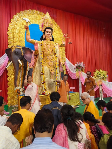 গত ৩ বছর ধরে লেক কালীবাড়ির উল্টো দিকের মাঠে দুর্গাপুজোর আয়োজন করা হয়। এর আগে ১০ বছর পুজো হত মূল মন্দিরের ভিতরে।