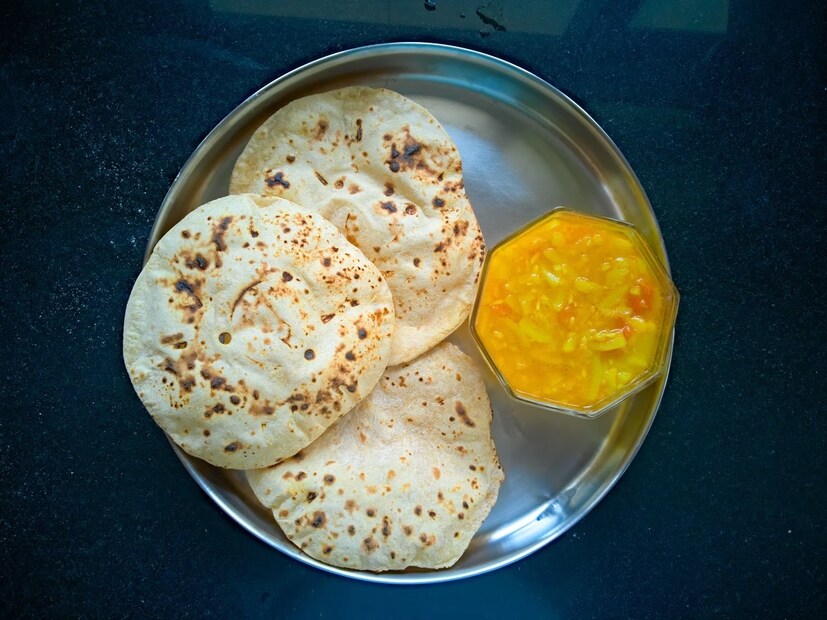 আটা মাখার সময় একটু বার্লি এবং এক চিমটে বেসন মিশিয়ে নিতে হবে। নিমেষে রুটির স্বাদ ও পুষ্টিগুণ বাড়বে অনেক গুণ। 