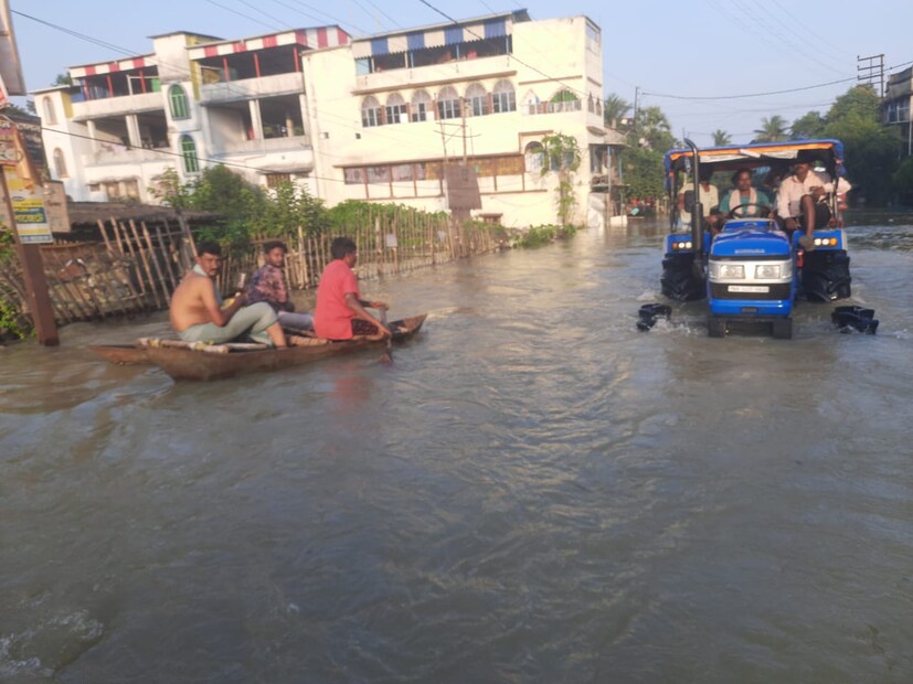 মুখ্যমন্ত্রী বলেন, 'আর্ত মানুষের পাশে আজীবন থাকার প্রতিজ্ঞা নিয়েই রাজনীতির ময়দানে পা রেখেছিলাম। আজ আমার রাজ্যবাসীর একাংশ বন্যা পরিস্থিতির কারণে বিপদের সম্মুখীন। কাল আমি হুগলির পুরশুড়া, গোঘাট-আরামবাগ এলাকা এবং পশ্চিম মেদিনীপুরের ঘাটালে গিয়েছিলাম।'