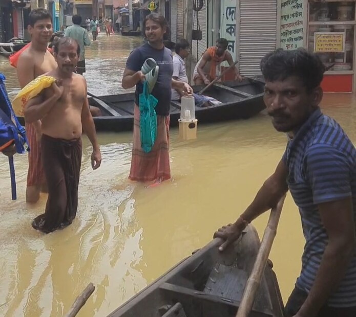 মুখ্যমন্ত্রীর আশ্বাস, 'আমি প্রথমদিন থেকে এই পরিস্থিতির উপর নজর রাখছি। দুর্গতদের পাশে থাকতে আমাদের মা-মাটি-মানুষের সরকার প্রতিশ্রুতিবদ্ধ। ত্রাণ পরিষেবায় চালু আছে।' 