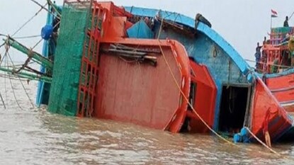 জোয়ার কমতেই ট্রলার থেকে উদ্ধার একে একে ৮ মৎস্যজীবীর দেহ! নিখোঁজ এখনও ১ জোয়ার কমতেই ট্রলার থেকে উদ্ধার একে একে ৮ মৎস্যজীবীর দেহ! নিখোঁজ এখনও ১