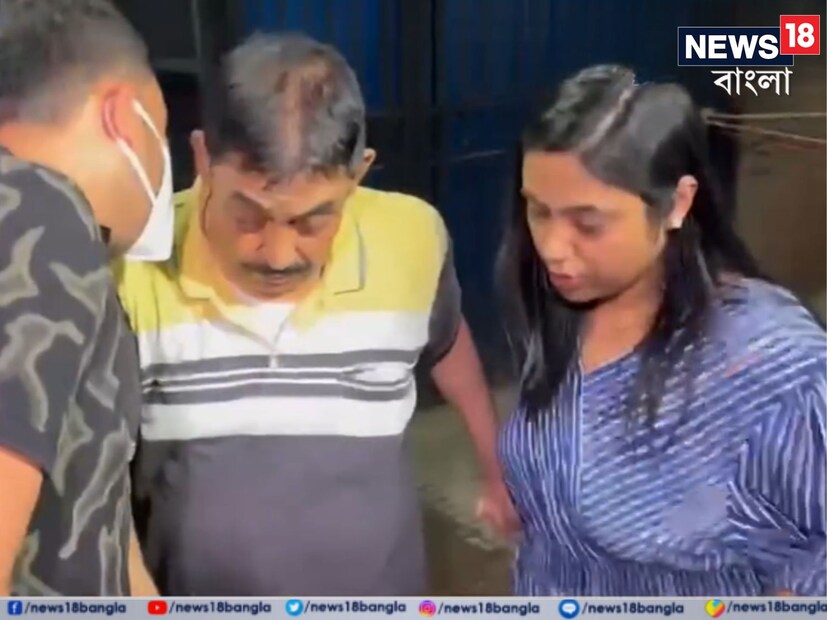 আর বীরভূমের সেই চেনা মাটি চেনা গন্ধ পেয়েই কার্যত আপ্লুত হয়ে কান্নায় ভেঙে পড়েন তিনি। হেভিওয়েট সেই অনুব্রত বীরভূমে ফিরেছেন হেভি হালকা হয়ে। সূত্রের খবর, ১৮ মাসে ৩০ কিলো ওজন কমিয়ে বীরভূম ফিরেছেন অনুব্রত।