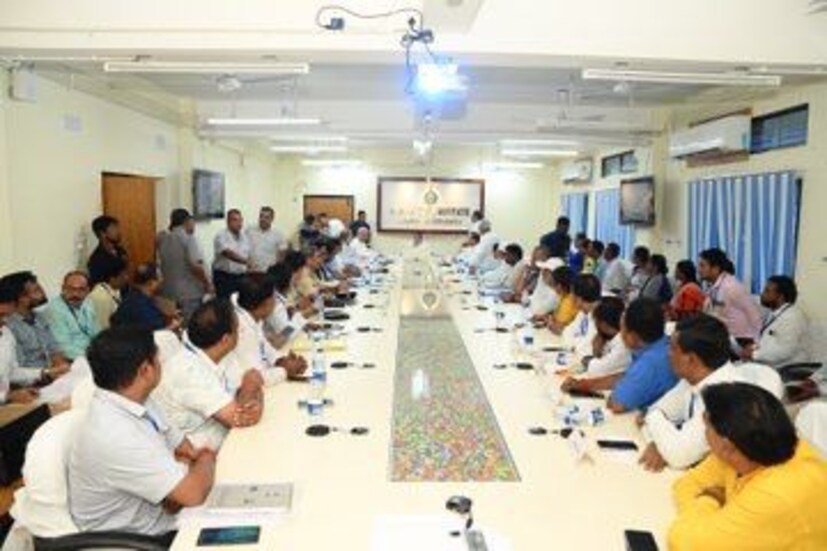 মমতা এর পরেই পাশে থাকার আশ্বাস দেন। বলেন, “মানুষ যেন না ভাবেন বিপদে পড়ে আছেন। বিধায়কদের বলা হয়েছে তাদের কোটার টাকায় গ্রামের রাস্তা করুক। সাংসদদের অনুরোধ করব তারাও গ্রামীণ রাস্তা করুক। বাড়ির টাকা একসাথে ডিসেম্বরে দেওয়া হবে।”