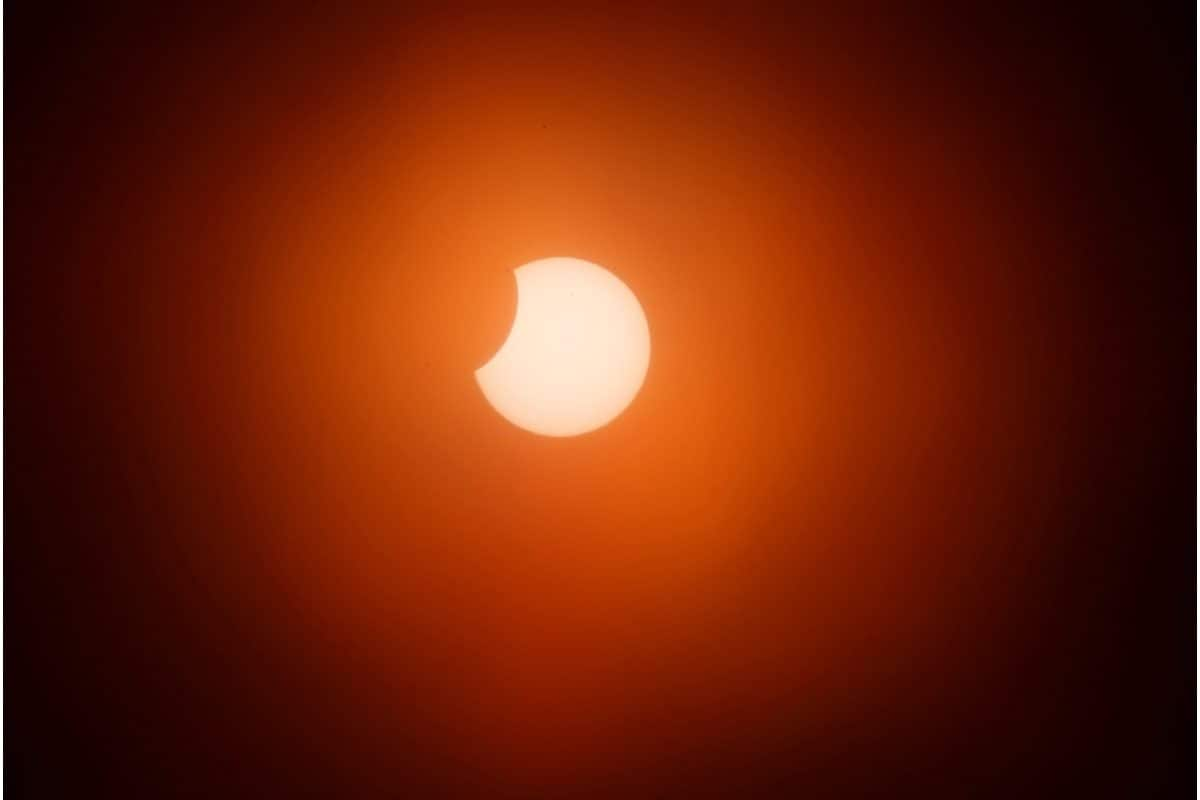 মহালয়ায় সূর্যগ্রহণে সুসময় আসতে চলেছে মেষরাশির জাতক জাতিকাদের জীবনে। নতুন বিনিয়োগে লাভবান হবেন ভবিষ্যতে। দাম্পত্য জীবন সুখের হবে। শিক্ষাক্ষেত্রে যুক্তদের জীবনে আসবে বড় আশীর্বাদ। নতুন বাড়ি বা গাড়ি কিনতে পারেন।