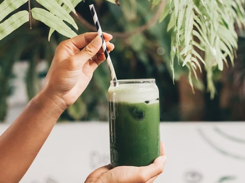 ধনেপাতা, পুদিনাপাতার সঙ্গে মিহি কুচনো গাজর একসঙ্গে ব্লেন্ড করে নিন। তাতে জল মিশিয়ে তৈরি করুন ক্বাত্থ। ইচ্ছে হলে মিশিয়ে নিন লেবুর রস। 