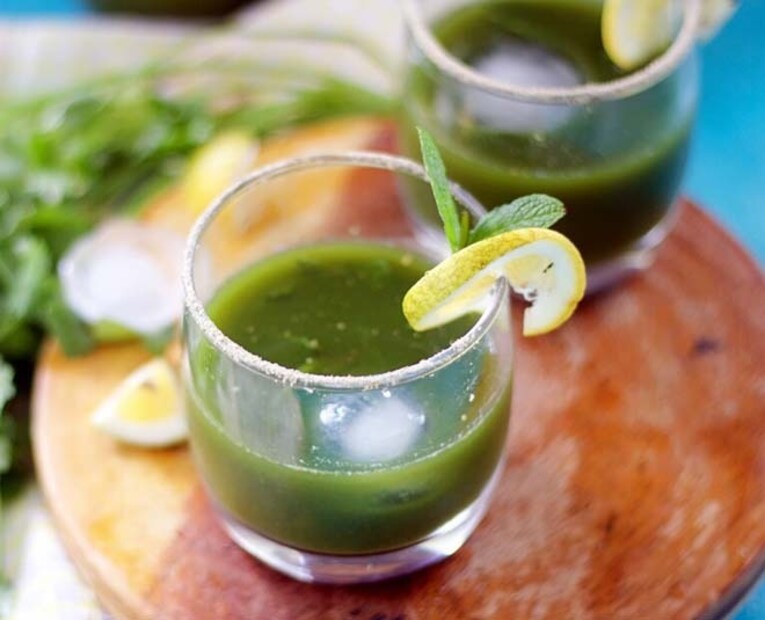 ধনেপাতায় ফাইবার প্রচুর। ফলে দীর্ঘ ক্ষণ ভর্তি থাকে পেট। ঘন ঘন খিদে পাওয়ার প্রবণতা কমে। ক্যালরিও খুব কম এই পাতায়। তাই সকালে খালি পেটে খেলে ওজন নিয়ন্ত্রণে থাকে।