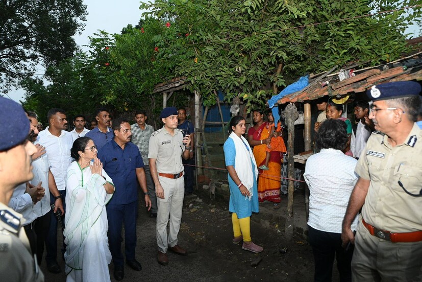 সীতারামপুর গ্রাম পরিদর্শনে মমতার সঙ্গে ছিলেন বাঁকুড়ার জেলা শাসক, আসানসোলের পুলিশ কমিশনার, বাঁকুড়ার পুলিশ সুপার, একাধিক বিধায়ক এবং সাংসদ। 